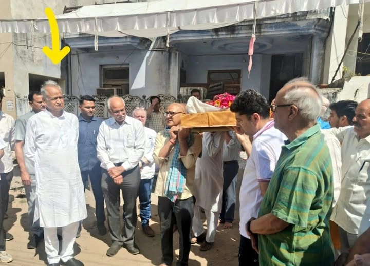 पूर्व मुख्यमंत्री Ashok Gehlot वरिष्ठ पत्रकार Narayan Bareth की अंतिम यात्रा में शामिल होते हुए