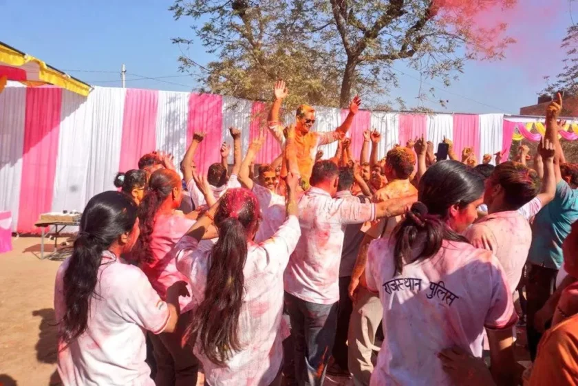 पुलिस लाइन नागौर में होली उत्सव मनाते पुलिस अधिकारी